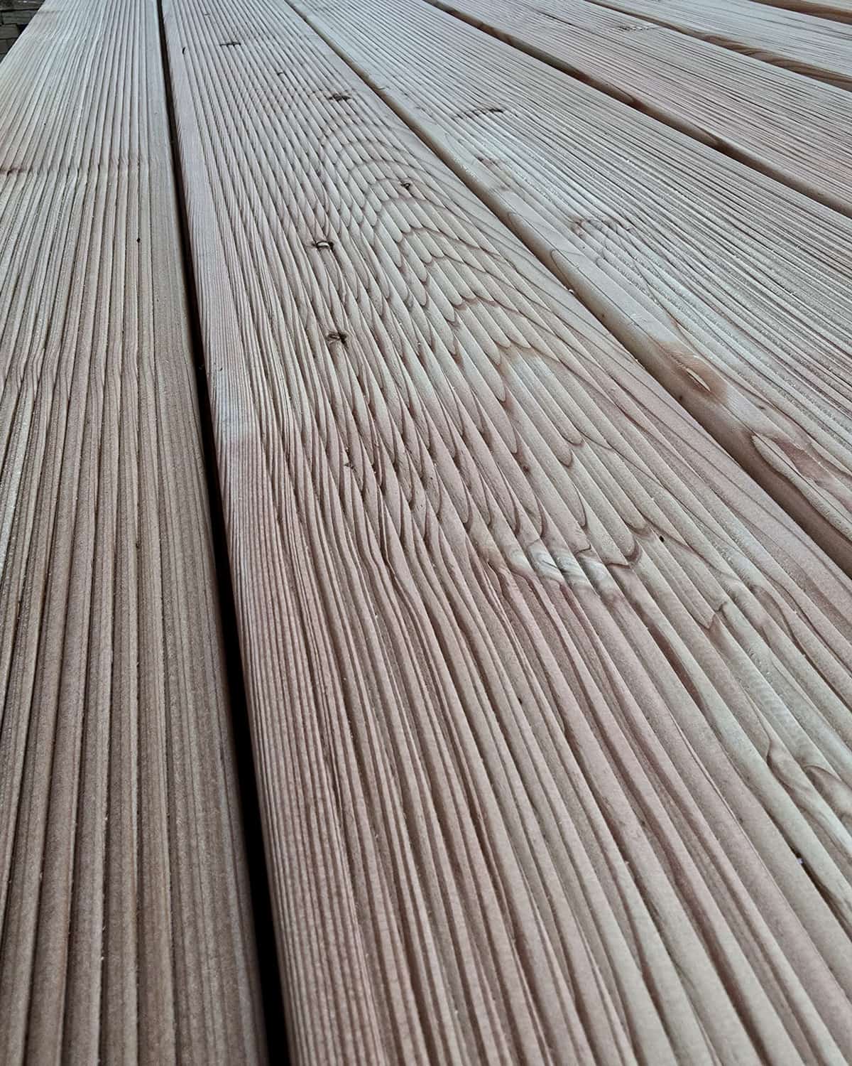 Terrassendielen bereitgestellt in der Halle