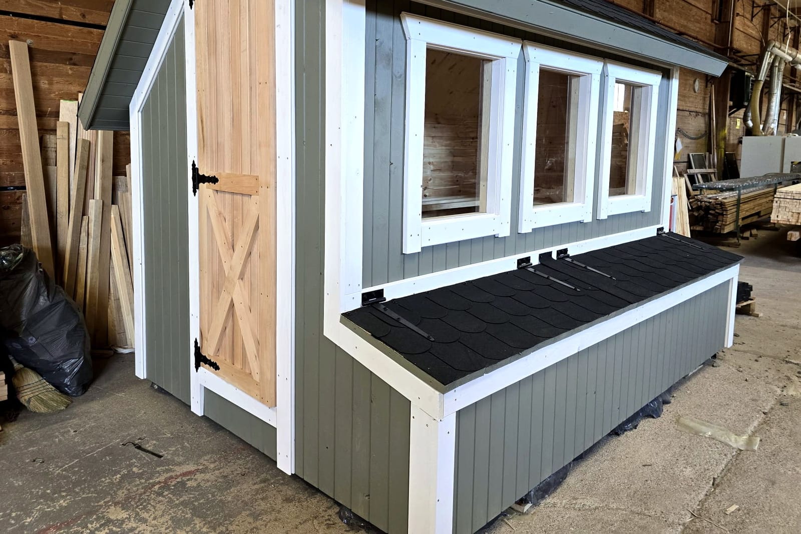 Hühnerstall von außen: Fassade, Fenster und Nestklappe