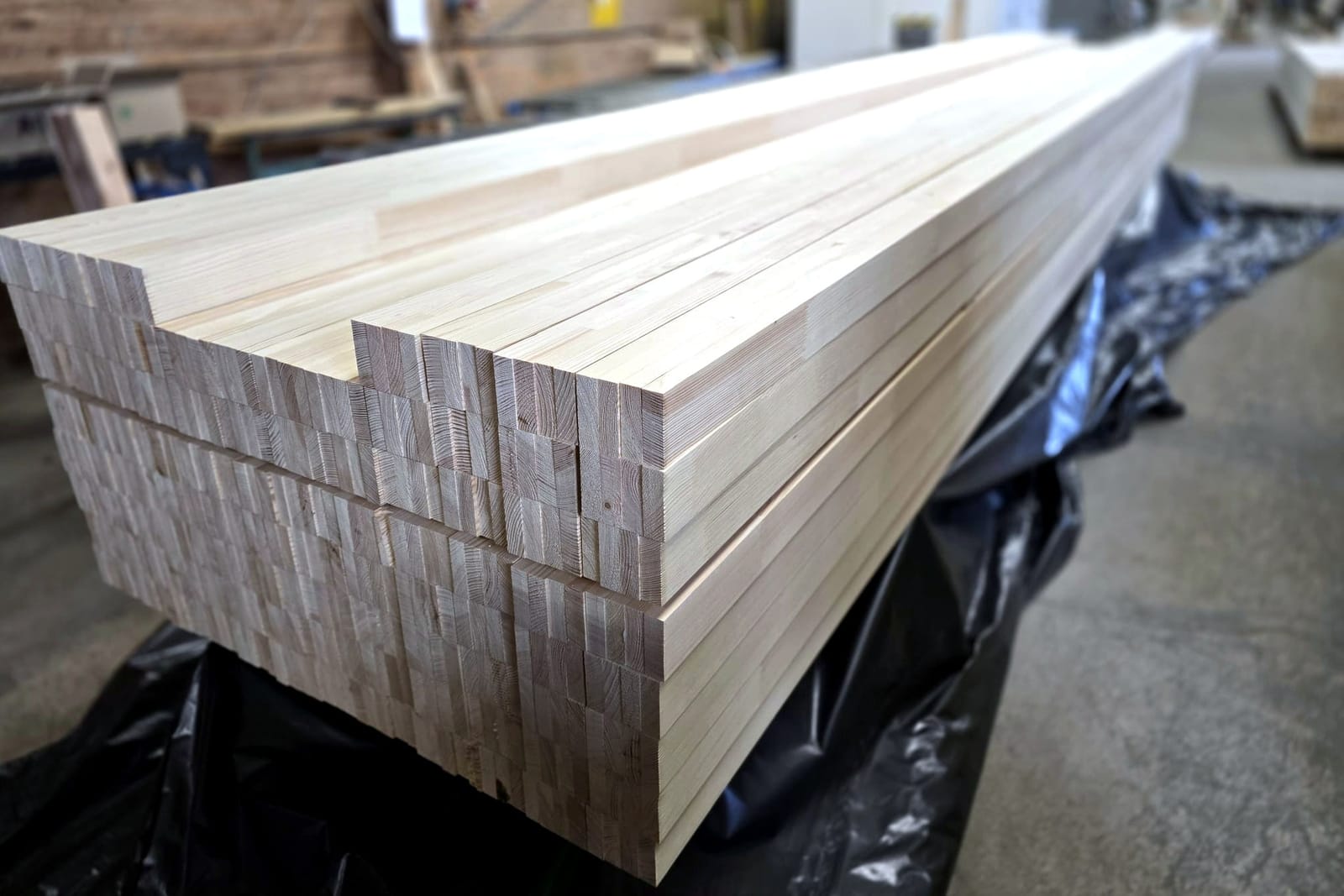 Schichtverleimtes Holz, verpackt in der Produktionshalle