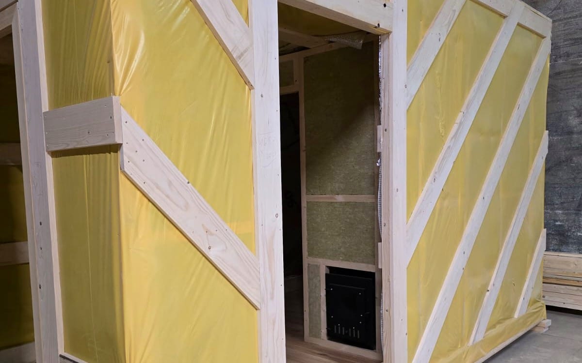 Holzrahmenkonstruktion der Sauna mit Dampfsperre, vor der Verkleidung