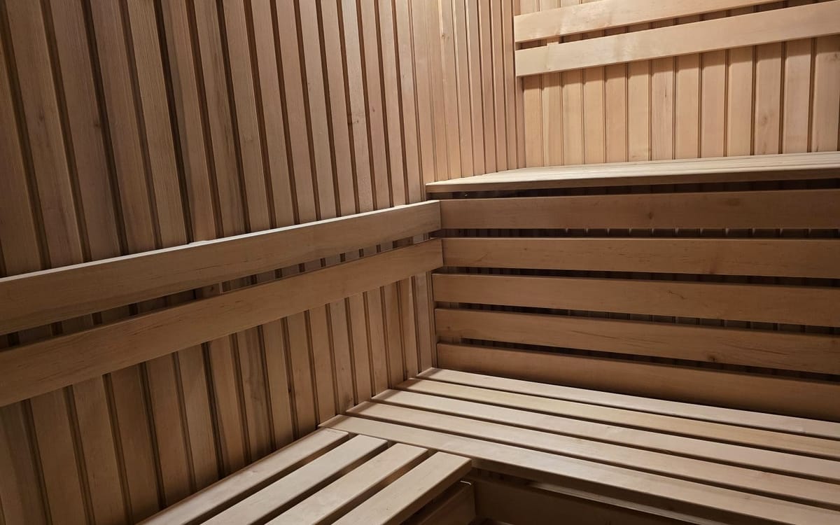 Innenraum der Sauna: Bänke und Holzverkleidung, fertig montiert