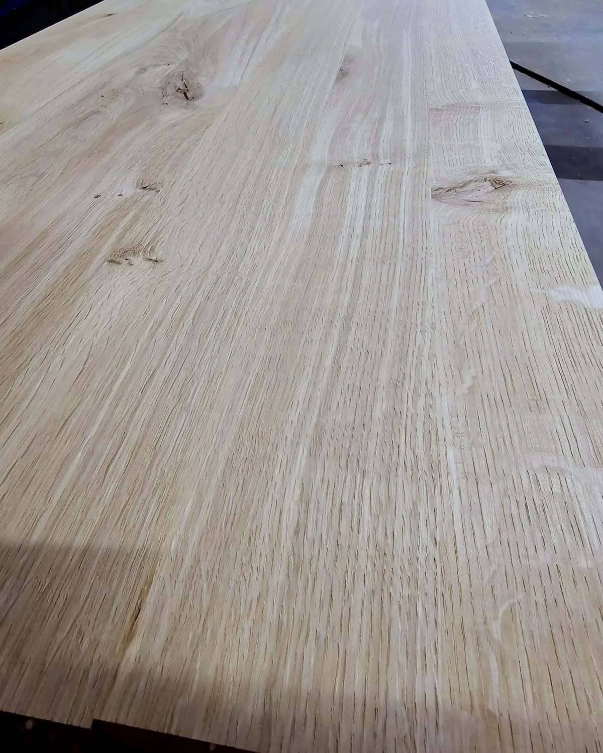 Oak top surface: knots and natural grain figure