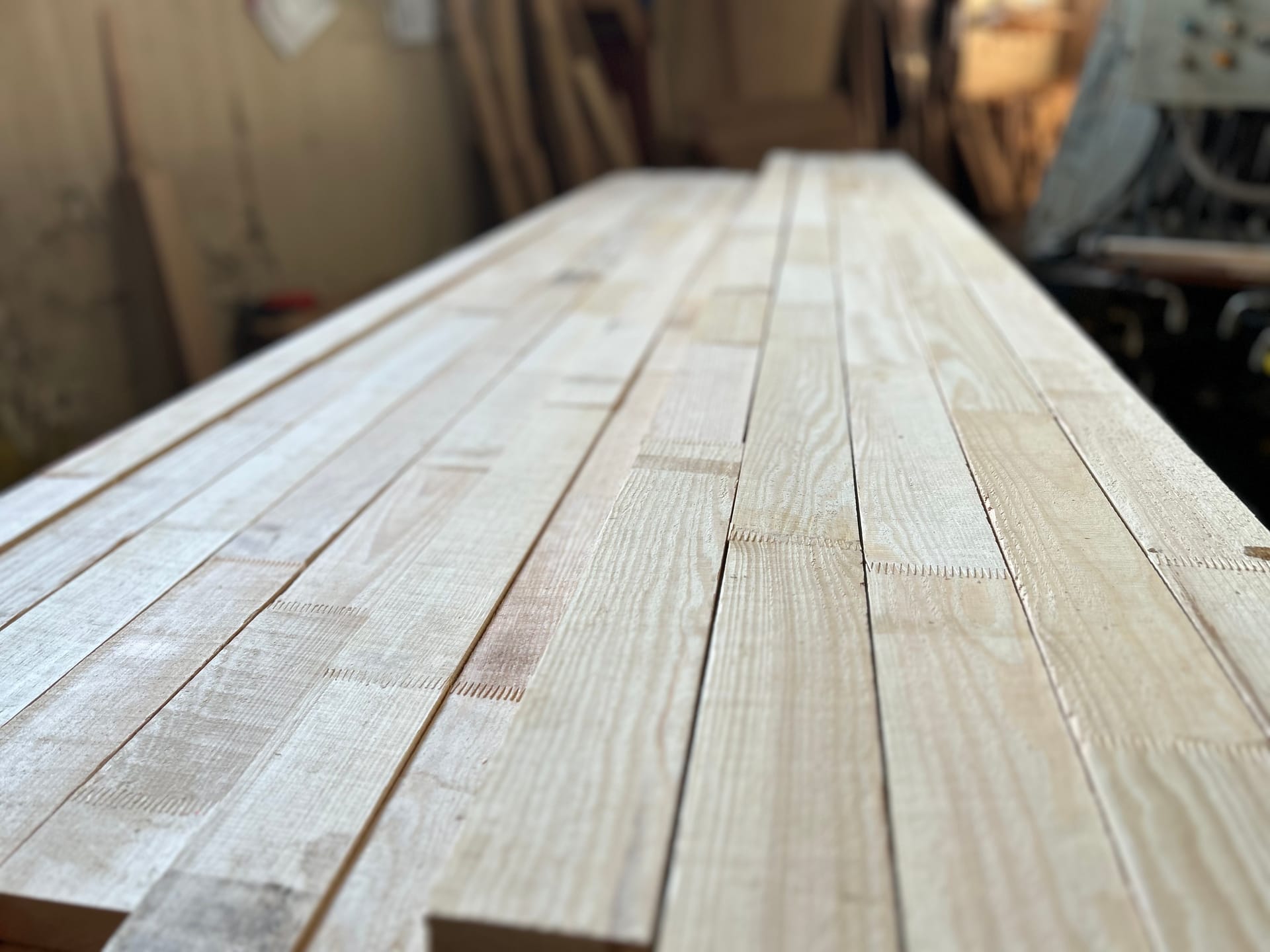 Glued lamellas with visible finger joints