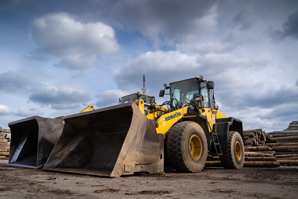 Wheel loader in the round timber yard