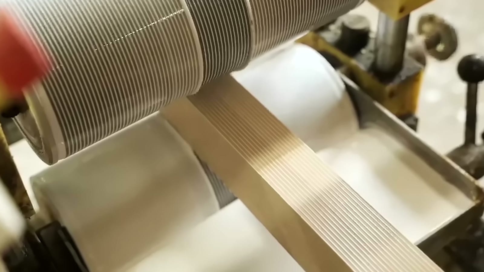 Feed rollers guiding a lamella through the machine