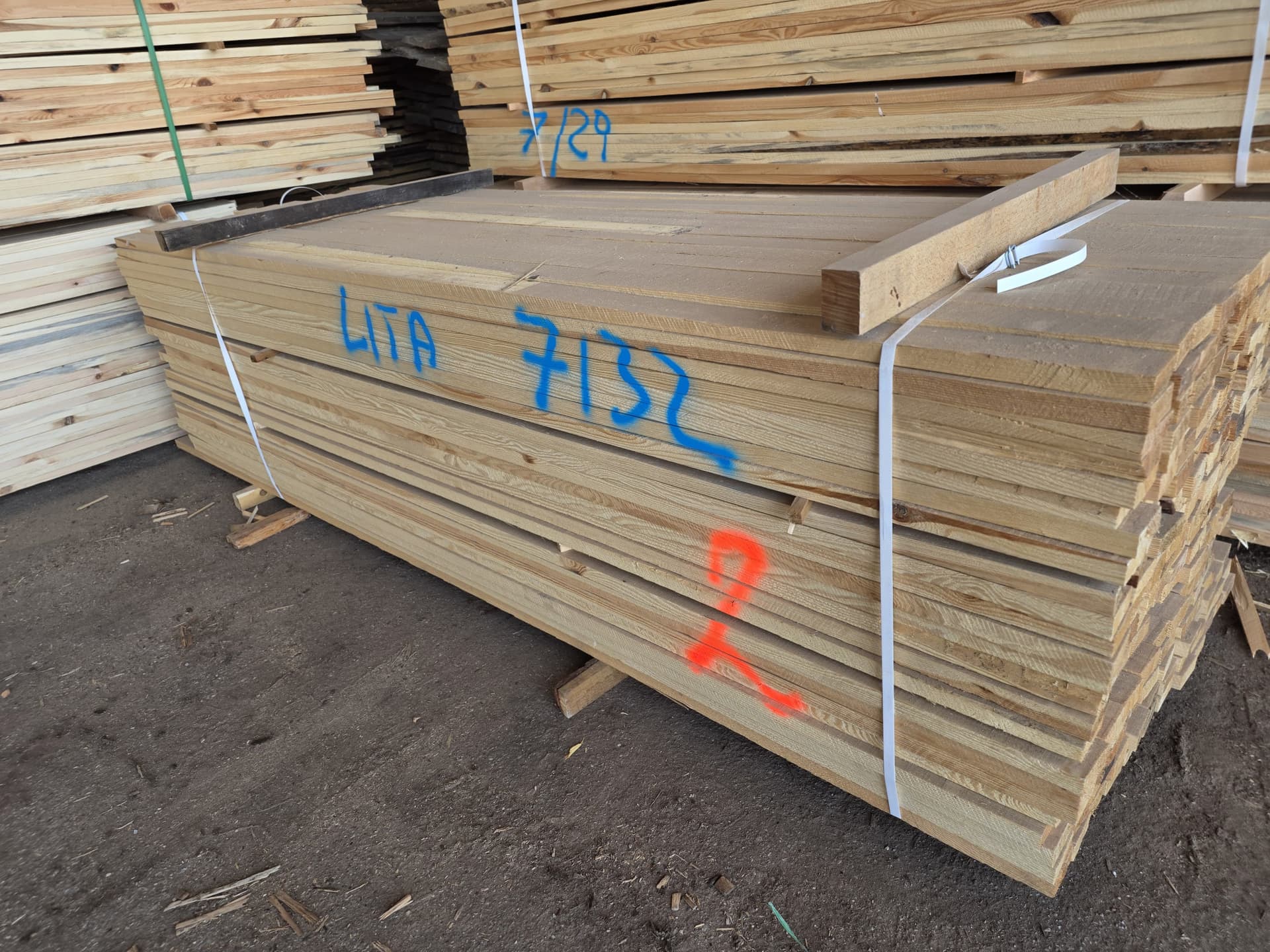 Pakiet tarcicy obrzynanej spięty taśmą, oznaczenie „LITA 7132” na boku