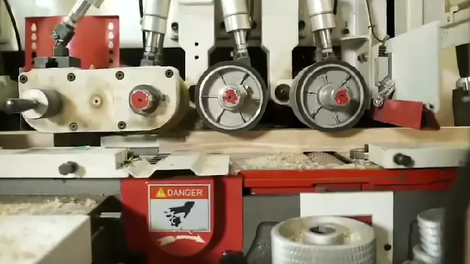 Чотиристоронній стругальний верстат у цеху обробки, деталь валів і головок