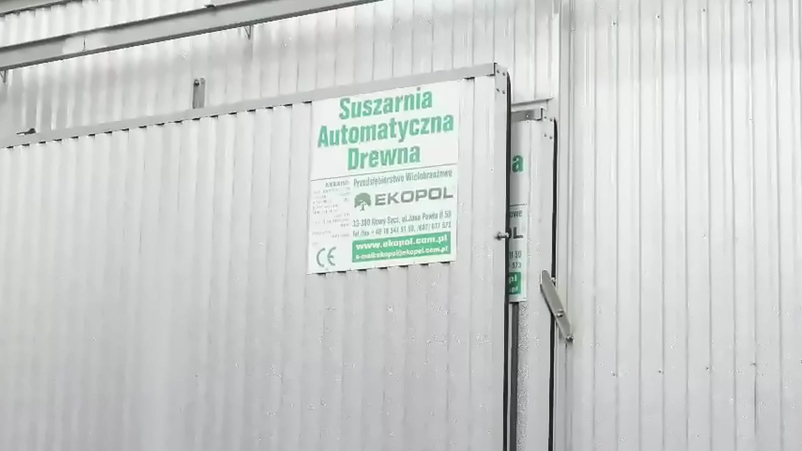 Двері автоматичної сушарні деревини на території тартака в Сулєнціні